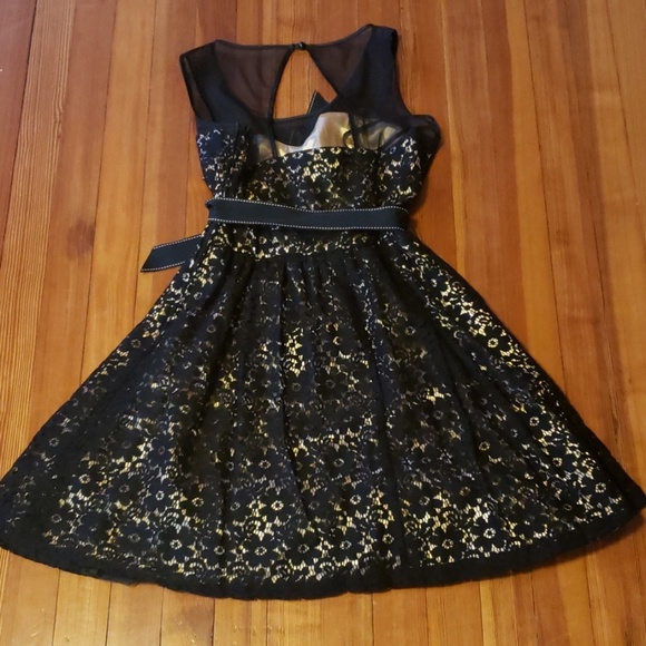 Gold and Black lace, silk, and tulle trim dress - Picture 4 of 7